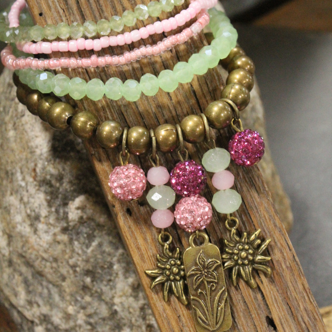 Smell The Iris Garden Green Bracelet Set
