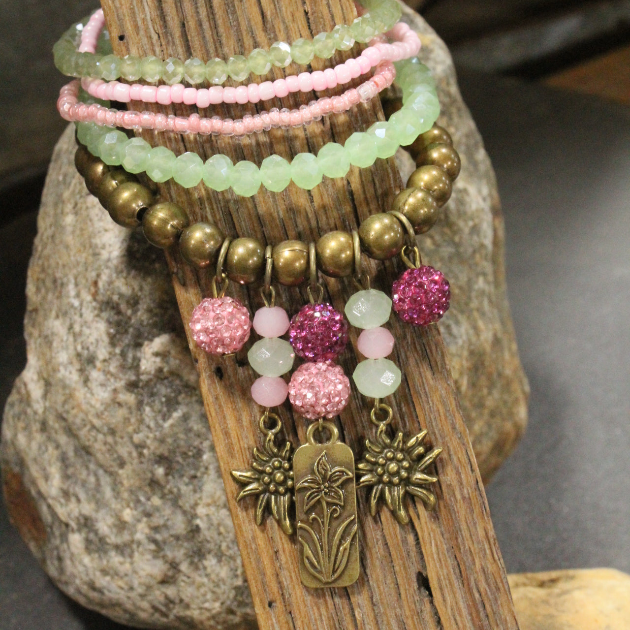 Smell The Iris Garden Green Bracelet Set
